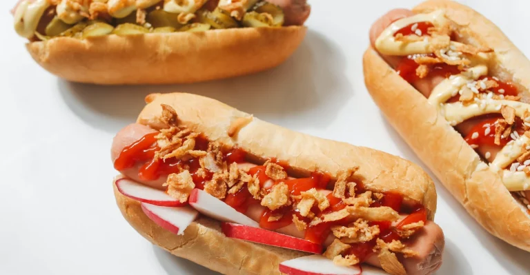 Gourmet hotdogs med toppings