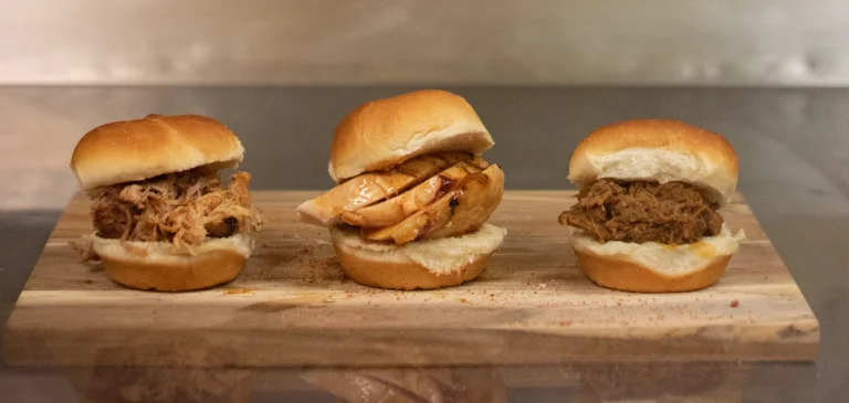 Tre burger sliders på et træbræt
