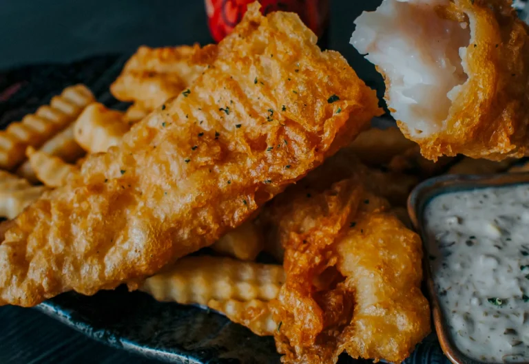 Fish'n'chips med sprød fisk og pommes frites