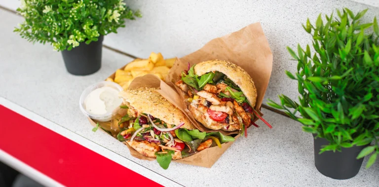 Pita med kylling og salat