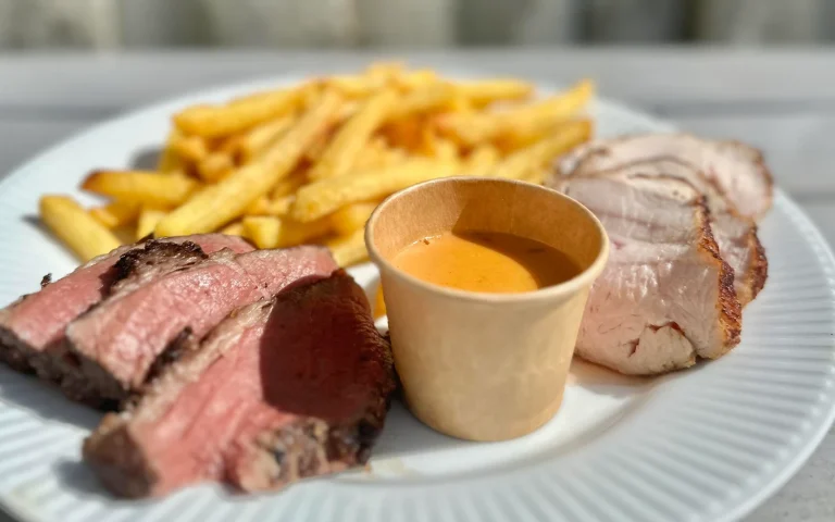 Skåret steak med pommes frites og dip