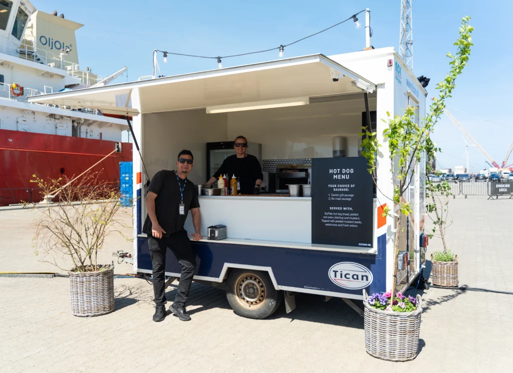 Foodtruck parkeret på en kaj ved havnen