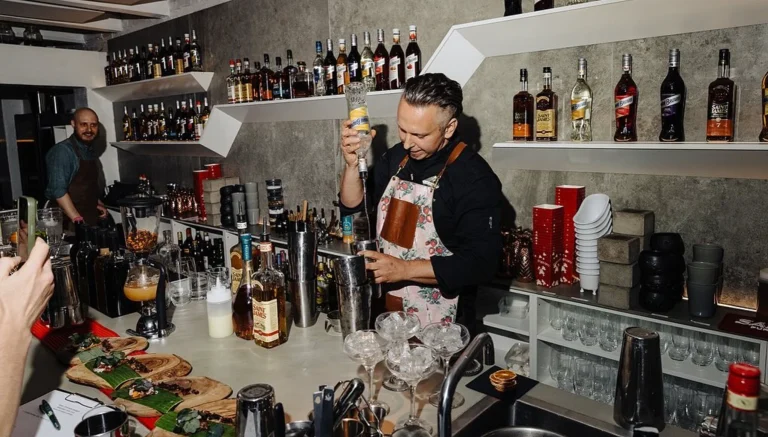 Bartender blander cocktails i baren