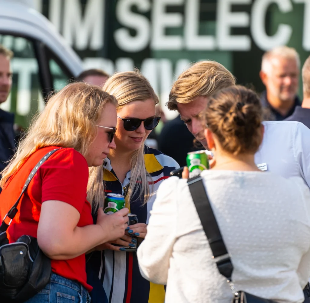 Gæster samlet til fest ved en foodtruck