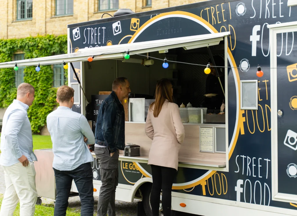 Gæster bestiller mad ved en street food-vogn