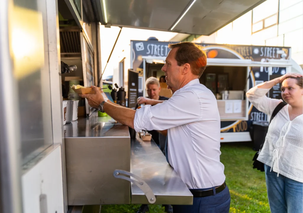 Gæst får udleveret mad fra en foodtruck
