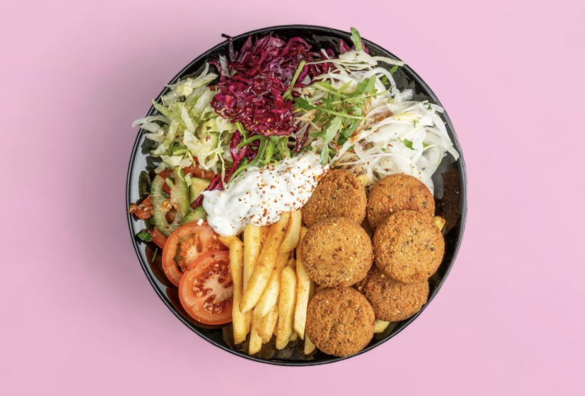 Box med falafel, pommes frites og salat fra kebab foodtrucken i Esbjerg
