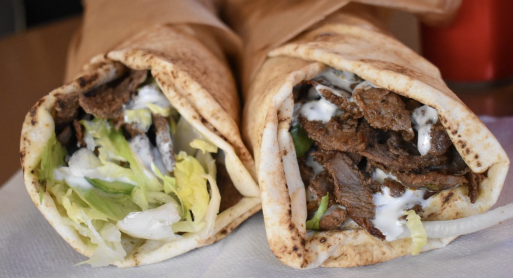 Rullekebab i brød med salat og dressing fra kebab foodtruck i Esbjerg